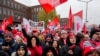 Los empleados protestan con una huelga de advertencia por parte del sindicato IG Metall, frente a la sede de Volkswagen en Wolfsburg, Alemania, el 9 de diciembre de 2024. REUTERS
