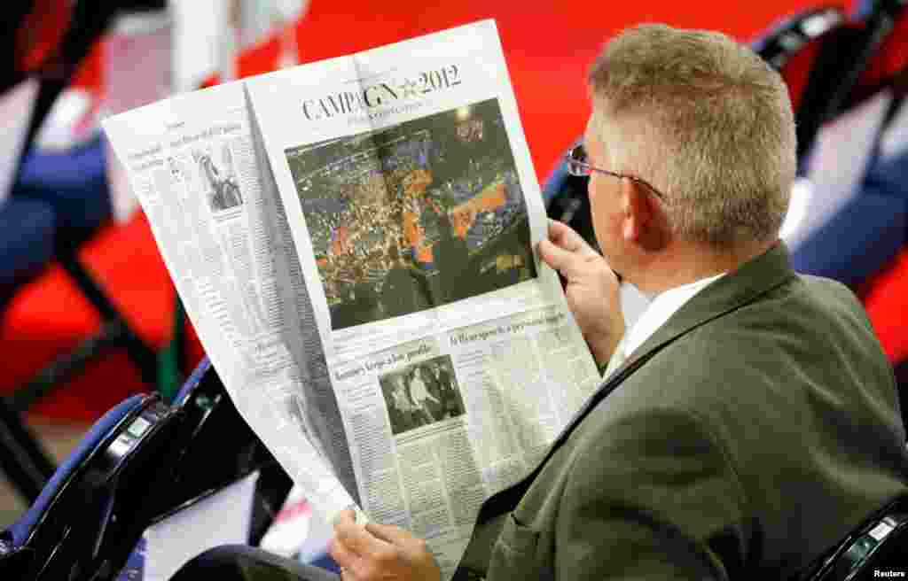 Seorang pria membaca koran The Washington Post sebelum sesi kedua konvensi dimulai.