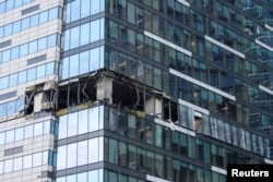 Fasad gedung perkantoran yang rusak di Kota Moskow menyusul laporan serangan pesawat tak berawak Ukraina di Moskow, Rusia, 30 Juli 2023. (Foto: Reuters)