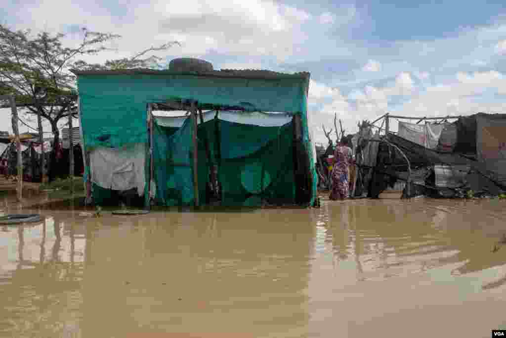 Así luce el hogar de muchos venezolanos que viven en las zonas de frontera entre Colombia y Venezuela. Tras la pandemia de la COVID-19 a muchas familias les tocó aguardar tiempo en asentamientos improvisados, debido al cierre de la frontera.