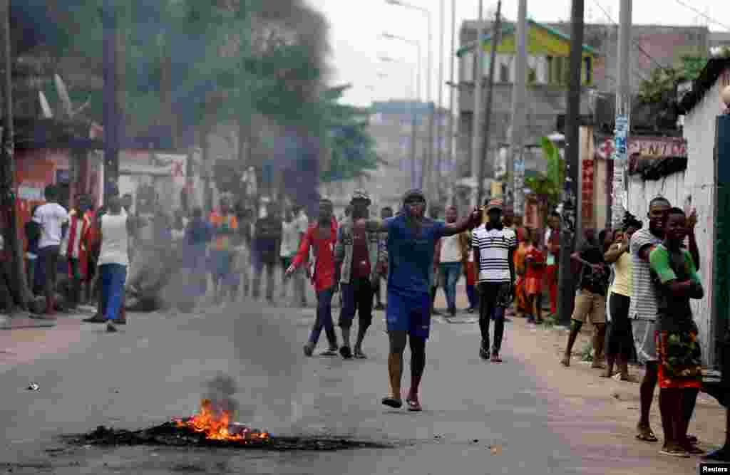 Wakazi wakiimba na kuwasha moto vizuizi vya barabarani Kinshasa