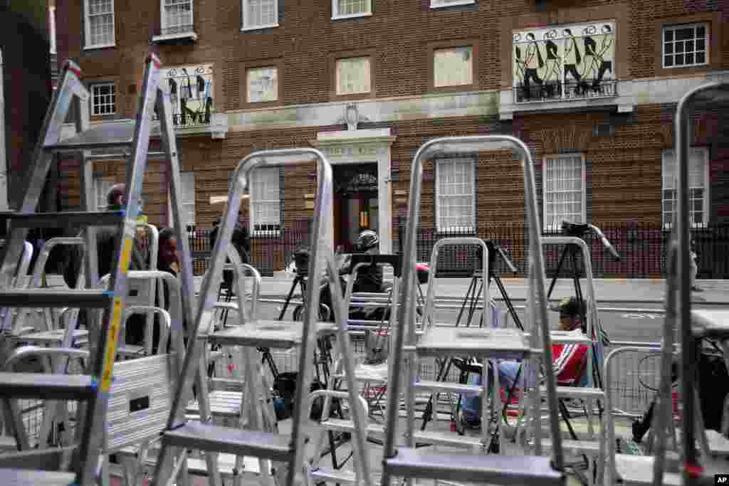 Berbagai tangga menumpuk di pintu masuk ke Rumah Sakit St Mary di London, sementara wartawan mempersiapkan untuk meliput Duchess of Cambridge atau Kate Middleton yang direncanakan akan melahirkan di rumah sakit ini pertengahan Juli.