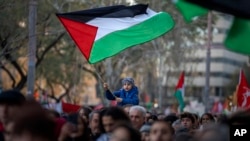 Arhiva - Dečak maše palestinskom zastavom u Barseloni, Špania, 20. januara 2024.
