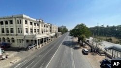 Un tramo de una popular avenida de Rangún, Myanmar, se observa vacía el 1 de febrero de 2022, en el primer aniversario del golpe militar contra el gobierno democráticamente elegido en el país del Sureste de Asia.