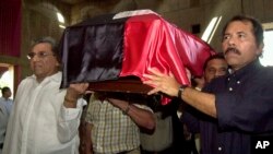 ARCHIVO - En esta fotografía del 4 de mayo de 2005, el ex líder de la revolución sandinista, general Humberto Ortega, izquierda, y el líder del Frente Sandinista de Liberación Nacional, Daniel Ortega, derecha, cargan el ataúd de su madre Lidia Saveedra en Managua, Nicaragua. AP