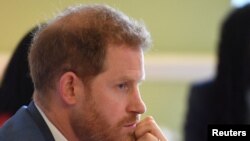 ARCHIVO - El príncie Harry de Gran Bretaña, duque de Sussex, asiste a una mesa redonda de discusión sobre igualdad de género en Windsor, Gran Bretaña, el 25 de octubre de 2019.