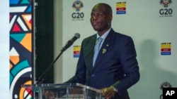 Menteri Hubungan Internasional dan Kerja Sama Afrika Selatan Ronald Lamola berbicara kepada wartawan usai pertemuan para menteri luar negeri G20 di Johannesburg, 21 Februari 2025. (Foto: Jerome Delay/AP Photo)