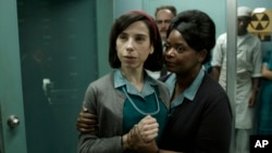 Sally Hawkins (izquierda) y Octavia Spencer en una escena de "The Shape of Water", película que encabeza las nominaciones a los premios Globos de Oro 2018.