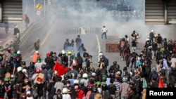 Demonstran bentrok dengan polisi dalam aksi protes terhadap penanganan COVID-19 di Bangkok, Thailand, 7 Agustus 2021.