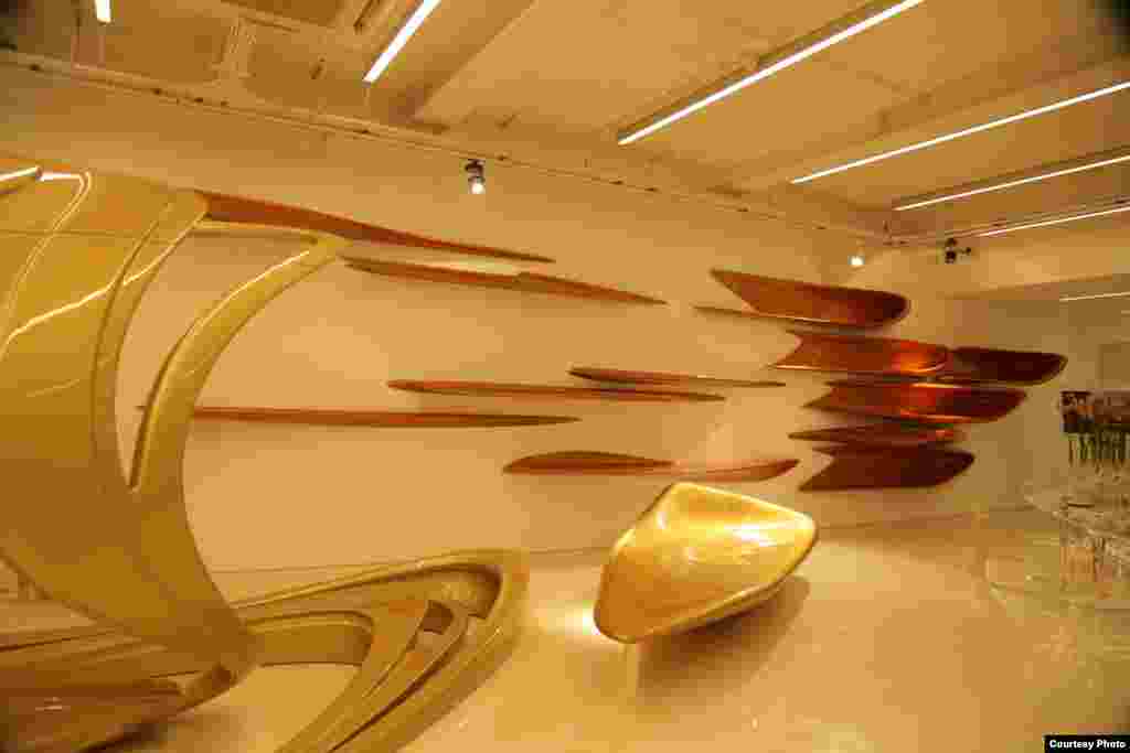 វិចិត្រសាលរបស់លោកស្រី Zaha Hadid នៅក្នុងទីក្រុងឡុងដ៍ នៅថ្ងៃទី៩ ខែតុលា ឆ្នាំ២០១៤។ (Photo by Nhean Socheat/The Sleuk Rith Institute/DC-Cam)