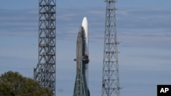 El cohete Blue Origin New Glenn está listo en el Complejo de Lanzamiento 36 de la Estación de la Fuerza Espacial de Cabo Cañaveral, el sábado 11 de enero de 2025, en Cabo Cañaveral, Florida. AP