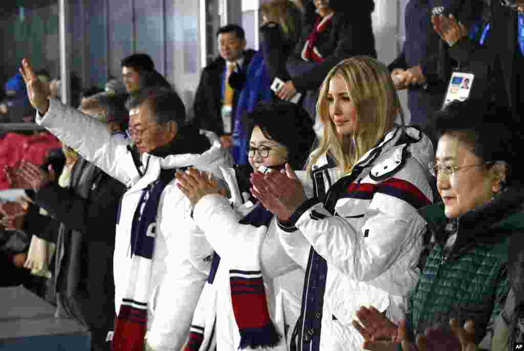 平昌冬奥会闭幕式上,韩国和朝鲜运动员一起入场时,贵宾们鼓掌。前排招手致意者为韩国总统文在寅,他右侧依次为韩国总统夫人金正淑,美国总统特朗普的女儿伊万卡,中国副总理刘延东。后排有朝鲜劳动党副委员会长金英哲。