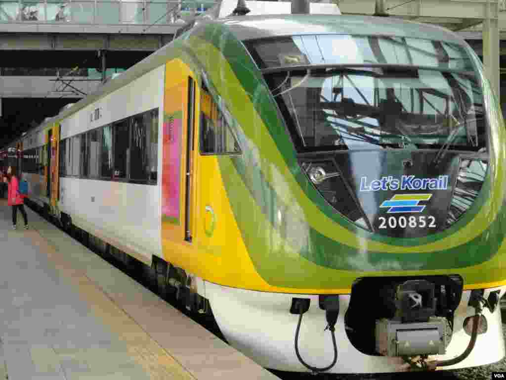 Kereta-O di Stasiun Seoul, Korea Selatan (9/5). Kereta listrik ini berjalan empat kali sehari, mengitari jalur sepanjang 257 kilometer selama lima jam dengan pemberhentian di 13 stasiun. (VOA/R. Kalden)