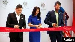 លោក Hary Tanoesoedibjo និង​ភរិយា​កាន់​កន្ត្រៃ​ រួម​ជាមួយ​លោក Donald J. Trump Jr ដែល​ជា​អនុប្រធាន​ប្រតិបត្តិ​អង្គការ Trump ក្នុង​ពេល​ពិធី​មុន​បើក​សម្ពោធ​និវេសដ្ឋាន​ Trump នៅ​រដ្ឋធានី​ហ្សាការតា ប្រទេស​ឥណ្ឌូនេស៊ី កាល​ពី​ថ្ងៃ​ទី​១៣ សីហា ២០១៩។