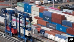 Peti kemas dipindahkan di Pelabuhan Lyttelton dekat Christchurch, Selandia Baru, Kamis, 17 September 2020. Pemerintah Selandia Baru akan membagikan ratusan dolar tambahan kepada lebih dari 2 juta orang dewasa berpenghasilan rendah untuk perangi badai inflasi. (Foto: AP)