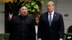  美国总统特朗普和朝鲜领导人金正恩在越南河内索菲特传奇大都会酒店会晤后并肩行走。（2019年2月28日）