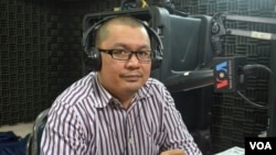លោក អ៊ូ វីរៈ ស្ថាបនិក​និង​ជា​ប្រធាន​«វេទិកា​អនាគត» (Future Forum) ចូល​រួម​ក្នុង​កម្មវិធី​ហេឡូវីអូអេ​អំពី​ «សារៈសំខាន់​នៃ​ការ​ស្រាវជ្រាវ​គោល​នយោបាយ​សម្រាប់​ប្រទេស​ក្រីក្រ» កាល​ពី​ថ្ងៃ​ច័ន្ទ ទី​២ ខែ​កុម្ភៈ ឆ្នាំ​២០១៥។ (លឹម សុធី/VOA)