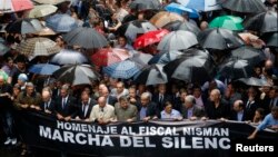 Manifestantes durante la marcha silenciosa en honor al fiscal Alberto Nisman en Buenos Aires.
