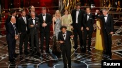 O realizador Alejandro Inarritu recebe o prémio mais esperado da noite, o Oscar para Melhor Filme "Birdman"