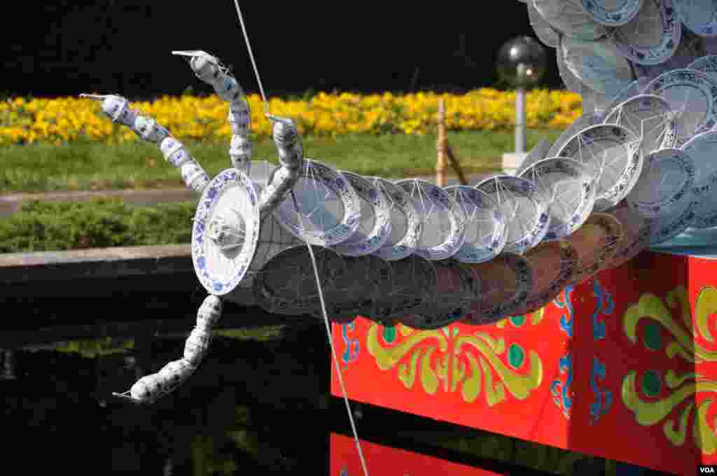 The porcelain dragon's claw, showing plates, cups and spoons tied together with string. (V. LaCapra/VOA)