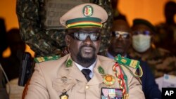 La junte guinéenne menée par le général Doumbouya, comme celles qui se sont imposées dans plusieurs pays d'Afrique de l'Ouest depuis 2020, a fait de la lutte contre la corruption un de ses mantras.