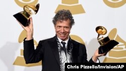 Chick Corea posa para la prensa tras recibir dos premios Grammy por su música, en el 2015.