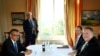 El director general de la Organización Mundial de la Salud (OMS), Tedros Adhanom Ghebreyesus, a la izquierda, conversa con el secretario de Estado de EE.UU., Mike Pompeo, durante un encuentro en Basilea, Suiza, el 3 de junio de 2019.