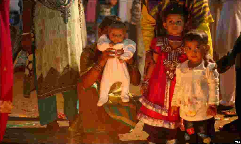 دیوالی کے جشن میں شریک کچھ اور بچے