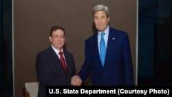 U.S. Secretary of State John Kerry greets Cuban Foreign Minister Bruno Rodríguez on the sidelines of the Summit of the Americas in Panama City, Panama, April 10, 2015. 