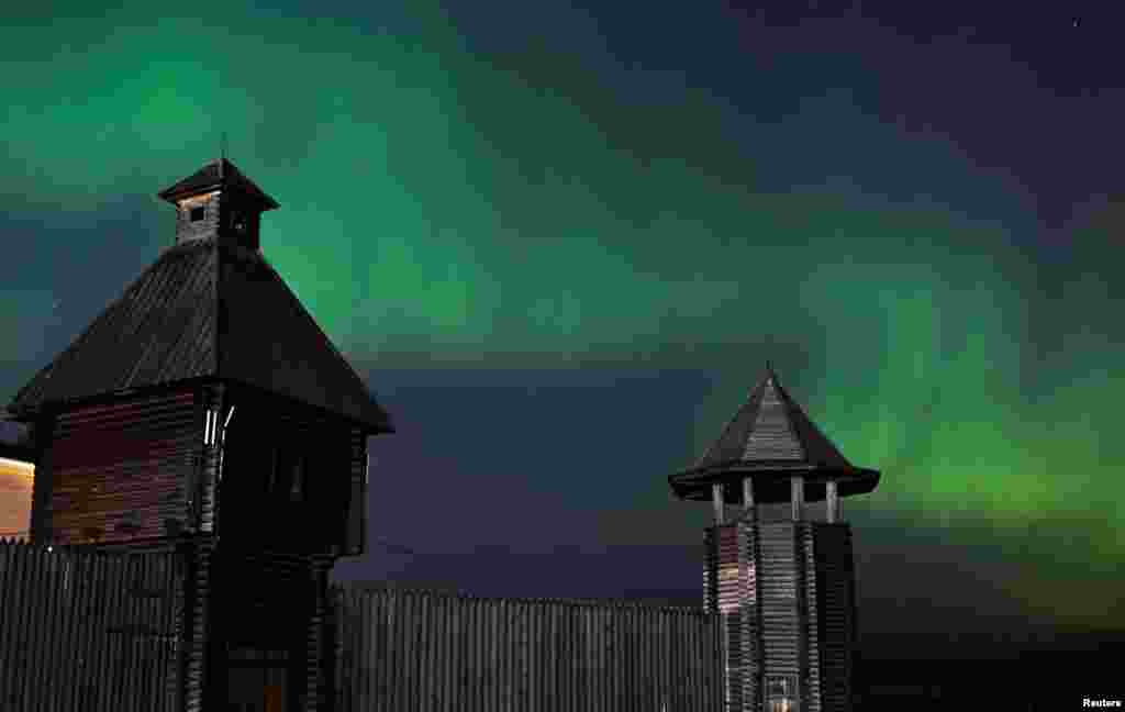 En Tara, una ciudad al suroeste de Siberia, en Rusia, pudo observarse una aurora boreal, que en esta región del mundo también se conoce como Luz del Norte. Este fenómeno amenaza con causar posibles interrupciones en los satélites y las redes eléctricas si persiste durante todo el fin de semana.