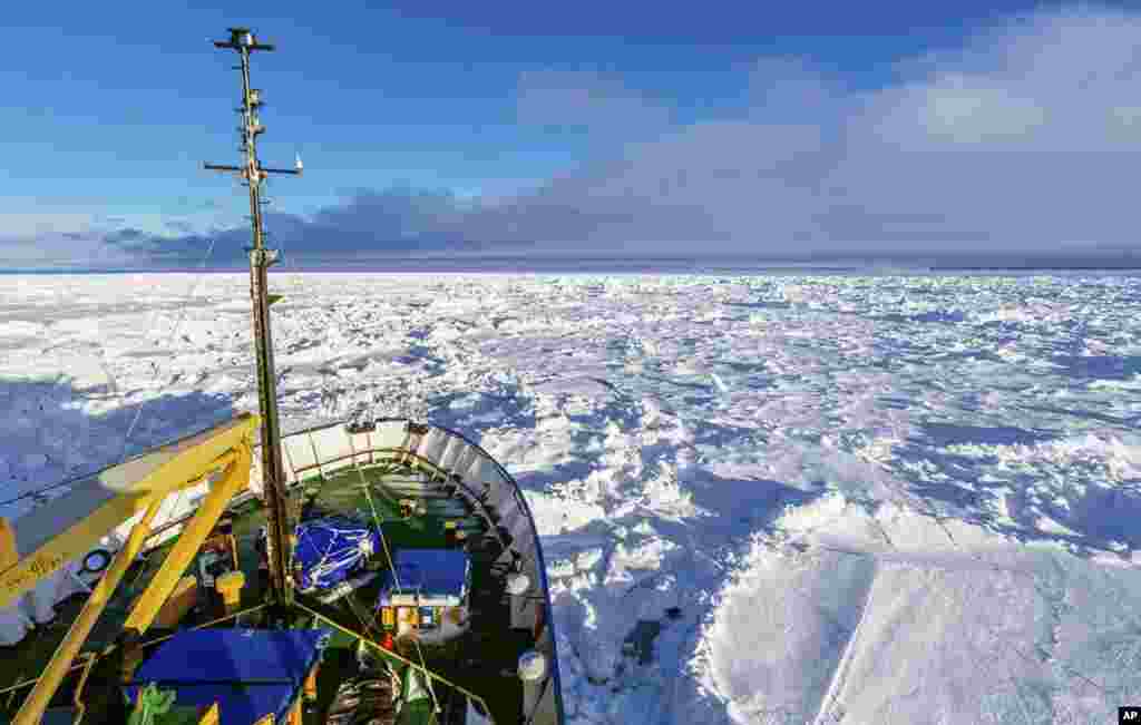 Kapal Rusia MV Akademik Shokalskiy, yang terperangkap di es tebal hampir sepekan lamanya di Antartika Timur (27/12). (AP/Australasian Antarctic Expedition/Footloose Fotography, Andrew Peacock) 