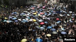 在2019年6月21日香港民眾在警察總部外抗議，要求香港特首林鄭月娥下台，並撤回引渡法案修訂。