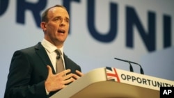 El secretario del Brexit, Dominic Raab, dijo que "su conciencia no le permitiría respaldar los términos de la propuesta que ayudó a negociar". 
