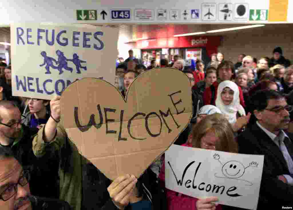 Para simpatisan menyambut migran yang tiba di stasiun kereta api utama di Dortmund, Jerman (6/9). (Reuters/Ina Fassbender)