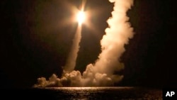 Rudal balistik antarbenua diluncurkan oleh kapal selam nuklir AL Rusia Vladimir Monomakh pada 12 Desember 2020. Rusia mengadakan latihan besar-besaran pasukan militer strategisnya yang memberikan pengingat akan kekuatan nuklir negara itu. (Foto: via AP)