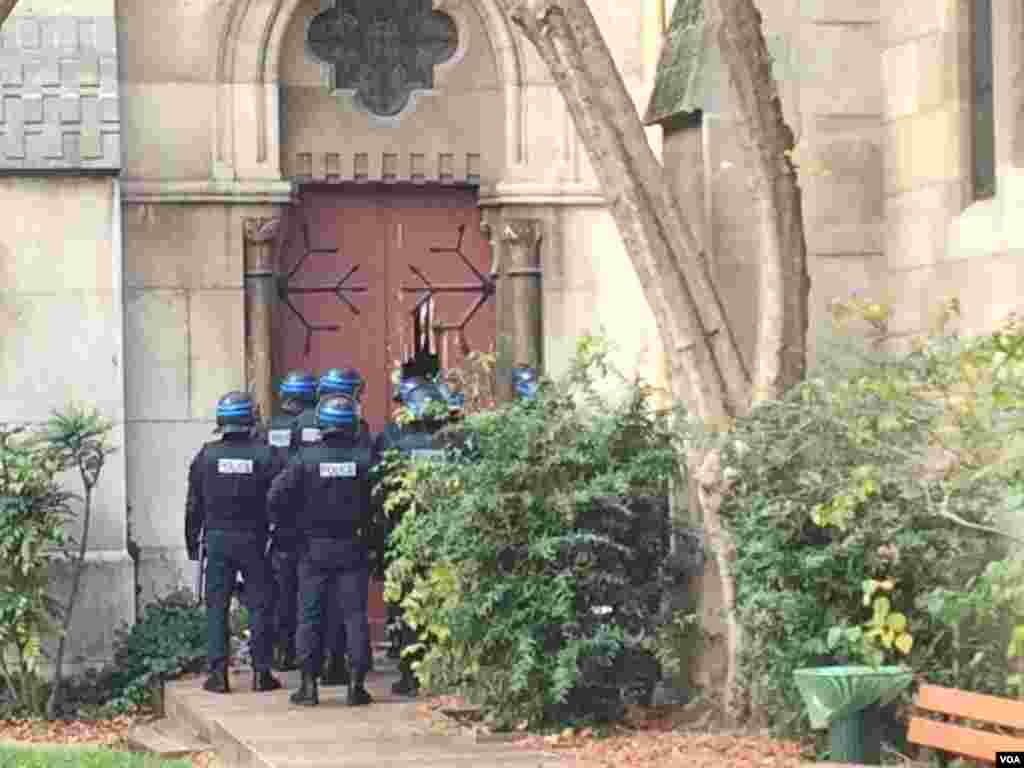 Riot police breaks down door of church in Saint Denis, near Paris, France on Nov. 18, 2015. (Photo: D. Schearf / VOA)