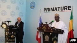 Le président malien par intérim Bah Ndaw (à droite) et le ministre français des Affaires étrangères Jean-Yves Le Drian (à gauche) s'adressent aux médias lors d'une visite officielle avec à Bamako, le 26 octobre 2020 (Photo par - / PRESIDENCE MALIENNE / AFP) 