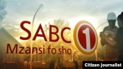 Logo badan penyiaran Afrika Selatan, SABC (Foto: dok). Reporter SABC, Vuyo Mvoko dirampok saat bersiap melakukan siaran di depan sebuah rumah sakit di kota terbesar negara itu, Selasa malam (10/3).
