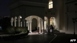 Anggota tim negosiasi Taliban memasuki tempat pembicaraan damai antara AS dan Taliban di Doha, Qatar, 29 Agustus 2019. 