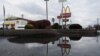 ลูกค้าขับผ่านร้าน McDonalds สาขาที่จับกุมผู้ต้องหาสังหารผู้บริหาร UnitedHealth ไบรอัน ธอมป์สัน ทราบชื่อคือ ลุยจิ มาจิโอนี วัย 26 ปี ถูกจับกุมที่อัลทูนา เพนซิลเวเนีย 10 ธ.ค. 2024 (REUTERS/Matthew Hatcher)