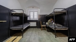 Fotografija s Telegram računa ukrajinskog predsjednika Volodimira Zelenskog navodno prikazuje sjevernokorejskog vojnika kojeg su ukrajinske vlasti zatočile na nepoznatoj lokaciji u Ukrajini.