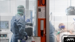 Los equipos de protección contra el coronavirus para personal médico y pacientes están escaseando en Estados Unidos.