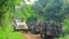 Des soldats congolais et des forces de l'ONU patrouillent dans la zone d'une attaque par des forces démocratiques alliées présumées près d'Oicha, à 30 km de Beni, en République démocratique du Congo, le 23 juillet 2021. 