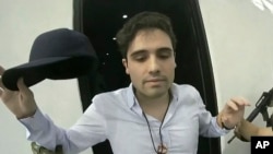 ARCHIVO - Este fotograma facilitado por el gobierno mexicano muestra a Ovidio Guzmán López cuando es detenido en Culiacán, México, el 17 de octubre de 2019.