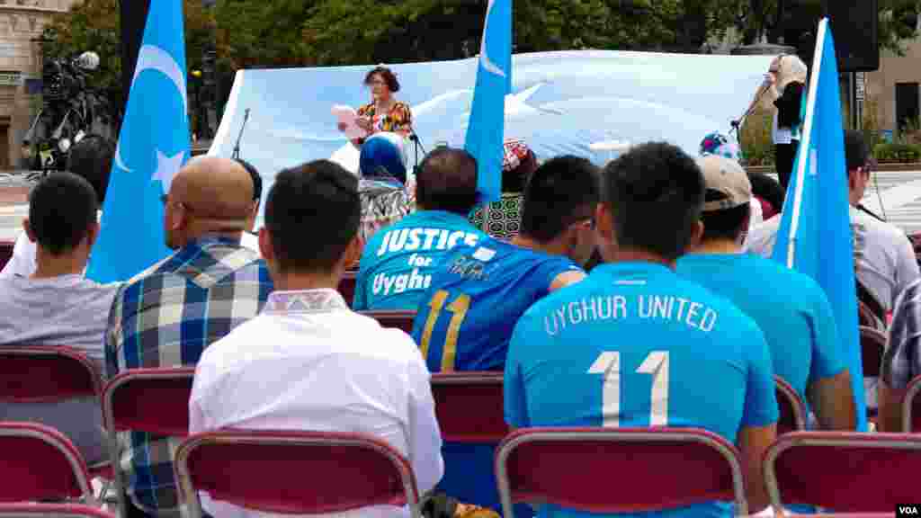 Vashingtonda Uyg'ur madaniy festivali. Tadbirdan so'ng jamoa Xitoy elchixonasi qarshisida norozilik namoyishi o'tkazdi, Vashington, 3-avgust, 2014-yil. Odil Ruzaliev surati