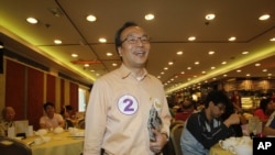 រូប​ឯកសារ៖ លោក Alan Leong ចែក​ខិត្តប័ណ្ណ​នៅ​ភោជនីយដ្ឋាន​មួយ​នៅ​ក្នុង​យុទ្ធនាការ​បោះឆ្នោត​មួយ​នៅ​ក្នុង​ក្រុង​ហុងកុង កាលពី​ថ្ងៃទី១៦ ខែឧសភា ឆ្នាំ២០១០។