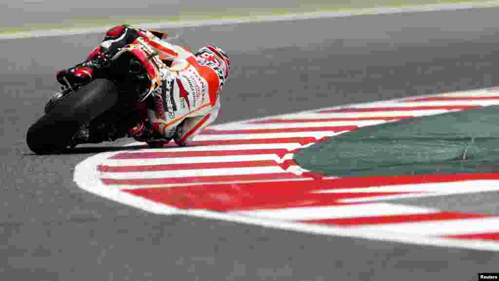 Pengendara Honda MotoGP Marc Marquez dari Spanyol tampak menikung dalam latihan bebas kedua di Grand Prix Catalunya di Montmelo, dekat Barcelona. 