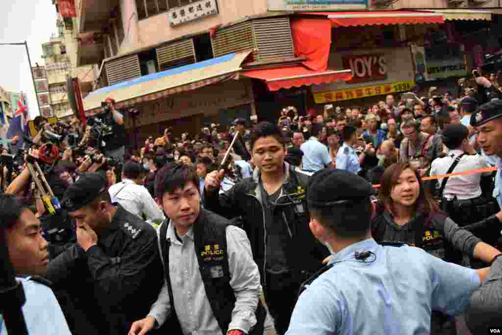 有警員手持警棍驅散示威者。(美國之音湯惠芸攝)