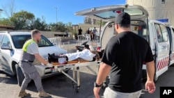 Personal de defensa civil ayuda a un hombre herido cuando estalló su buscapersonas, en Beirut, Líbano, el 17 de septiembre del 2024. 