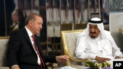 ប្រធានាធិបតី​តួកគី Recep Tayyip Erdogan (ឆ្វេង) ជួប​ជាមួយ​ស្តេច​ Salman នៅ​ទីក្រុង Jiddah ប្រទេស​អារ៉ាប៊ីសាអូឌីត កាល​ពី​ថ្ងៃទី​២៣ ខែ​កក្កដា។